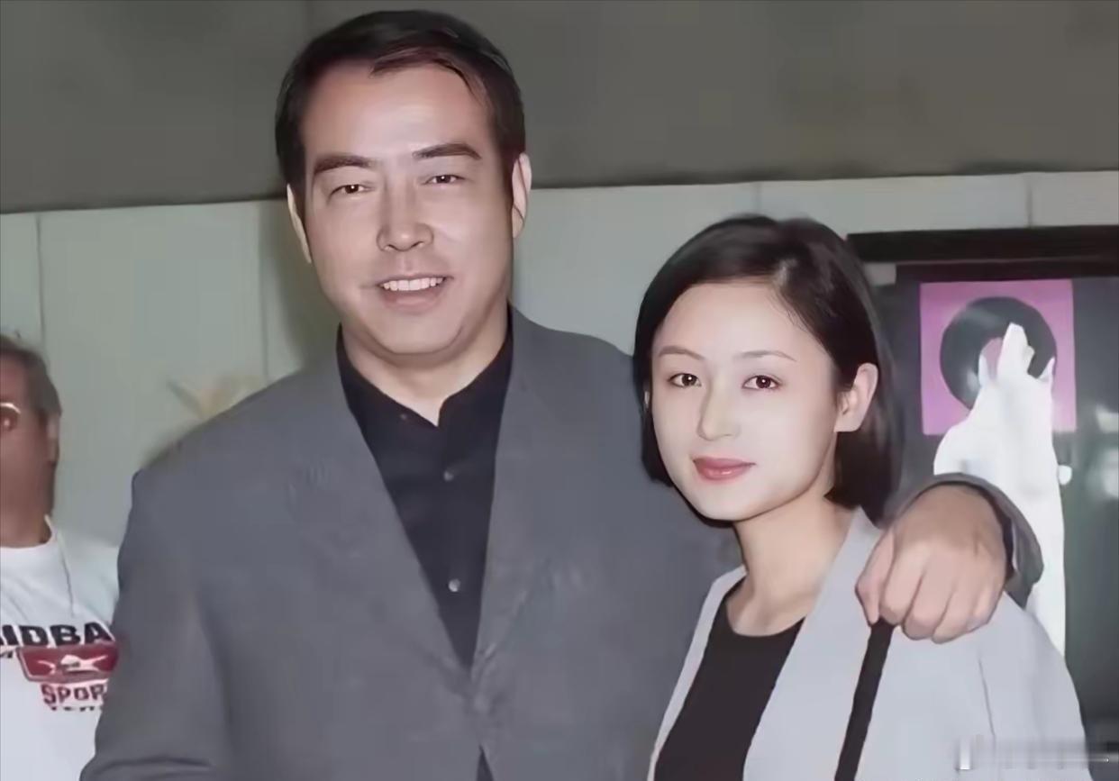 1996年，44岁的陈凯歌和28岁的陈红在美国登记结婚时的合影（转） ​​​