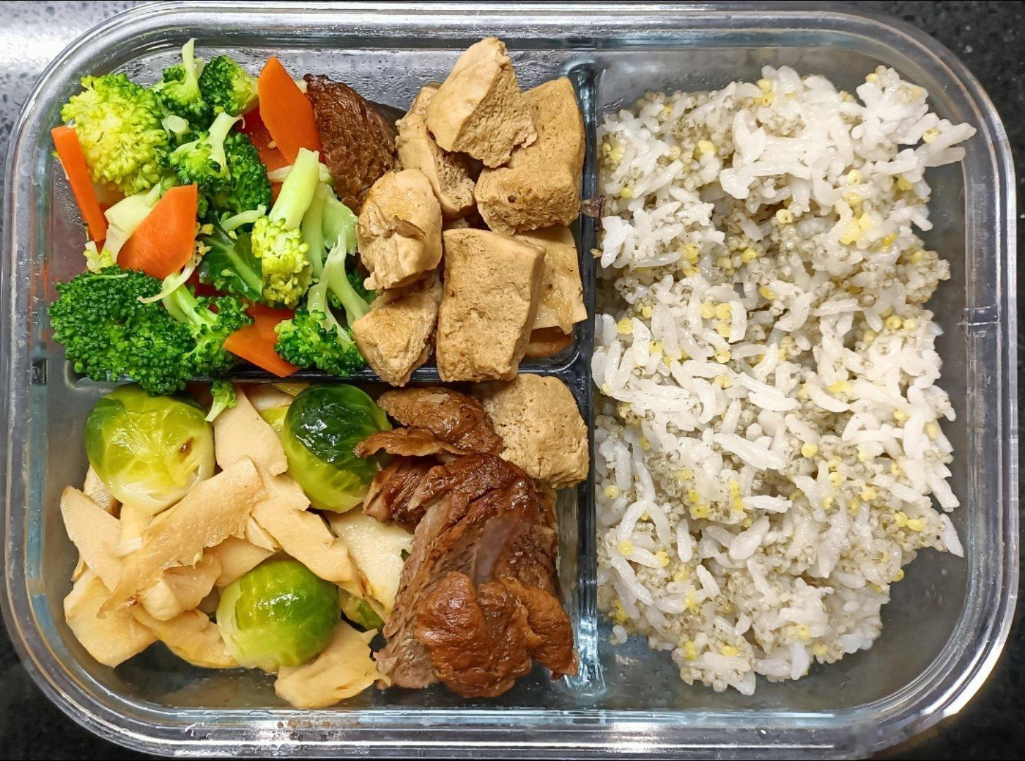 #儿子的午餐##这个问题吃什么# 黑小米大黄米米饭，抱子甘蓝炒竹笋，扇子骨肉冻豆