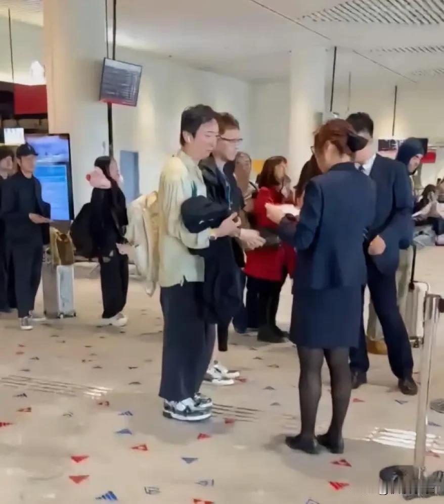 近日，王思聪结束澳门之行啦，他独自一个人返回东京。思聪现身机场，前后拿着两个包，