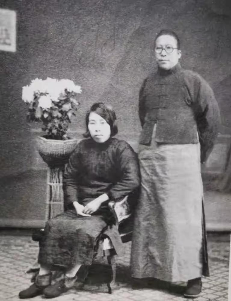 “我这辈子，最亏欠的人就是你啊！”1937年，爱国将领杨虎城，普通跪在了妻子张蕙