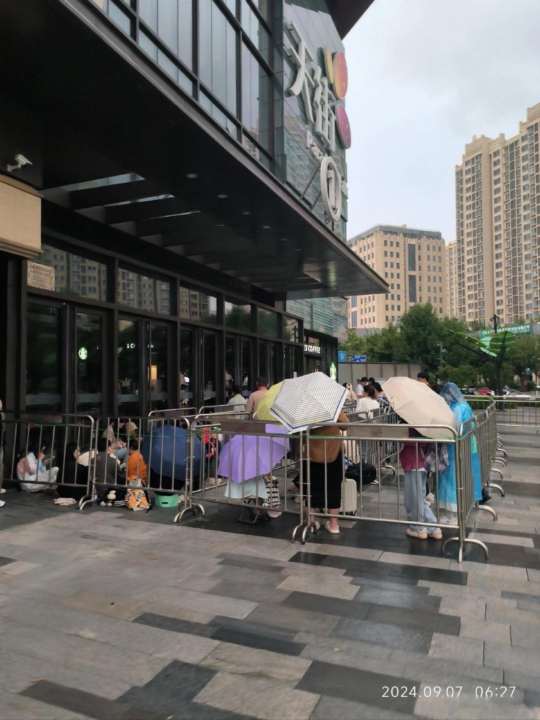 #赵丽颖北京维达见面会#赵丽颖北京维达见面会，今天还挺冷的，宝子们多穿点！#赵丽
