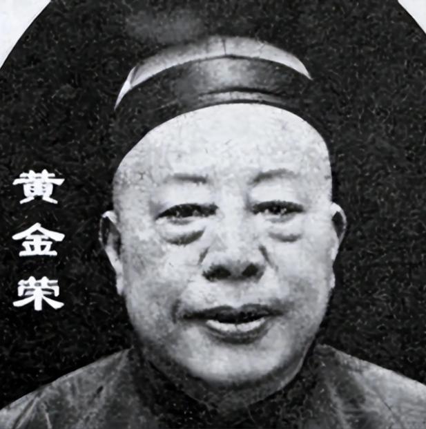 1924年上海滩大亨黄金荣被绑匪劫持，对方索要巨额赎金，黄金荣手下四处筹措钱财，