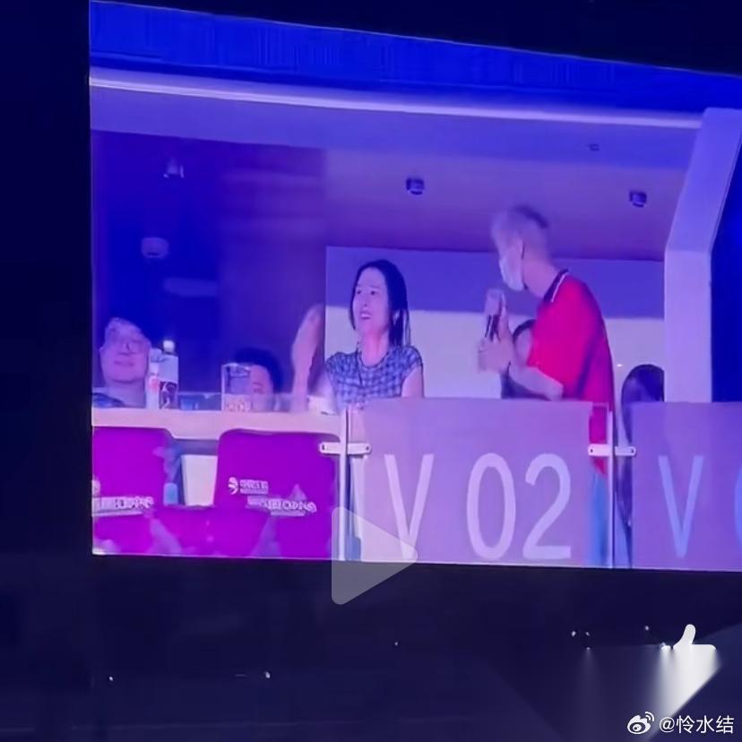 我开始有点理解鹿晗了， 要说唱功有唱功， 要说长相有长相， 要说宠粉也宠粉，但他