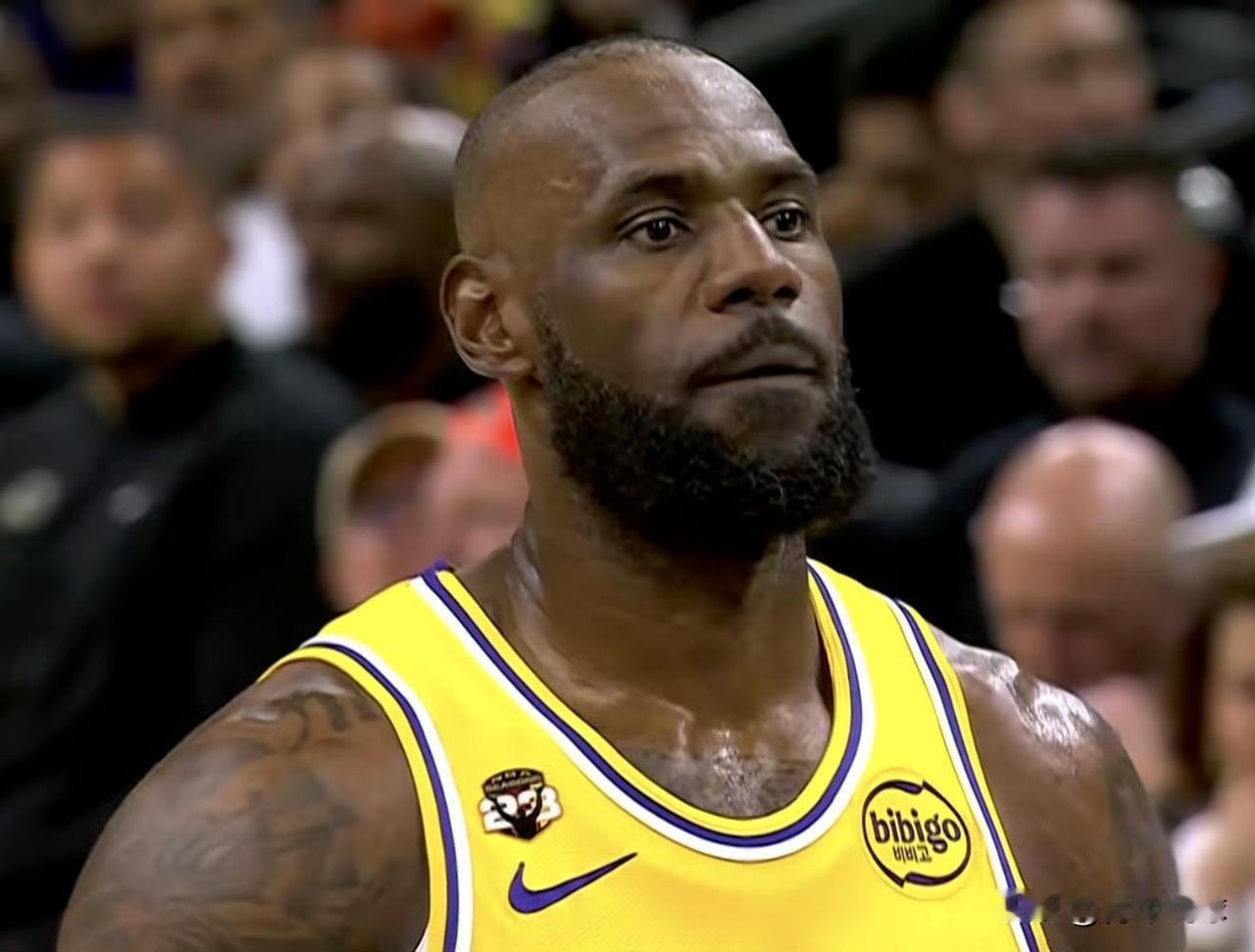 自己人都看不下去了！

今天客场对阵太阳队的比赛，后者布克、古德温、狄龙全部因伤