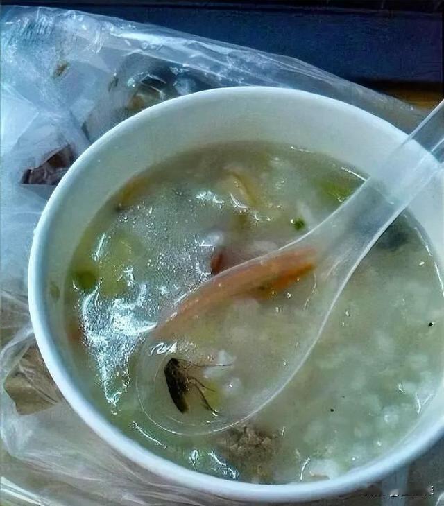 “这就是嚣张的下场！”甘肃，一男子餐馆吃饭，突然发现粥里有一只蟑螂，男子几欲作呕