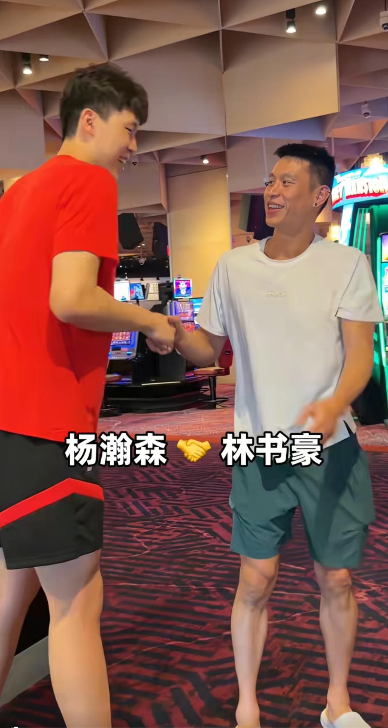 林书豪与杨翰森会面，林书豪大赞杨翰森在前一场的NBA夏季联赛中打得非常好，效率很