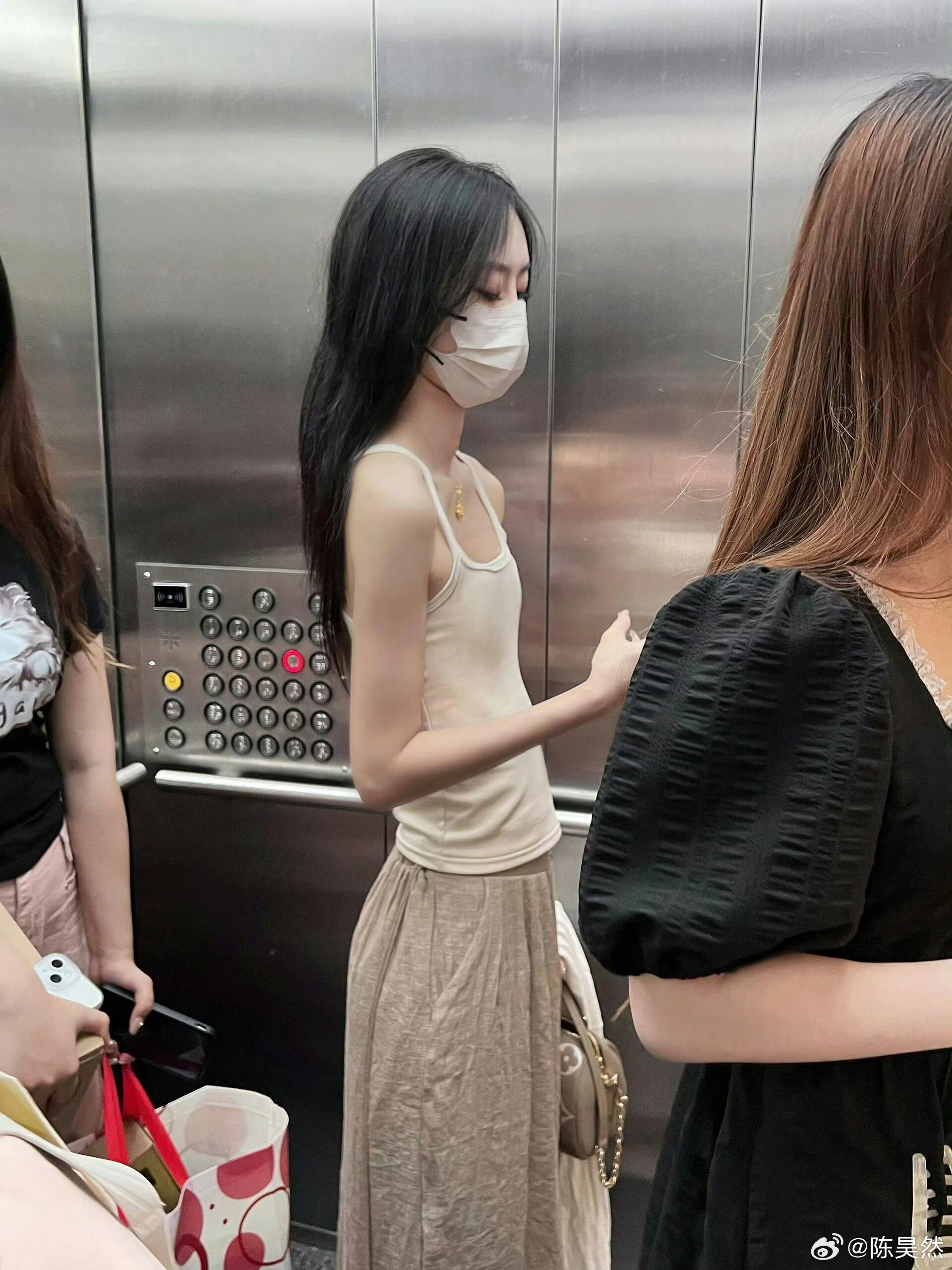 老天奶 这种吊带的受众到底是哪些人啊？？😰 