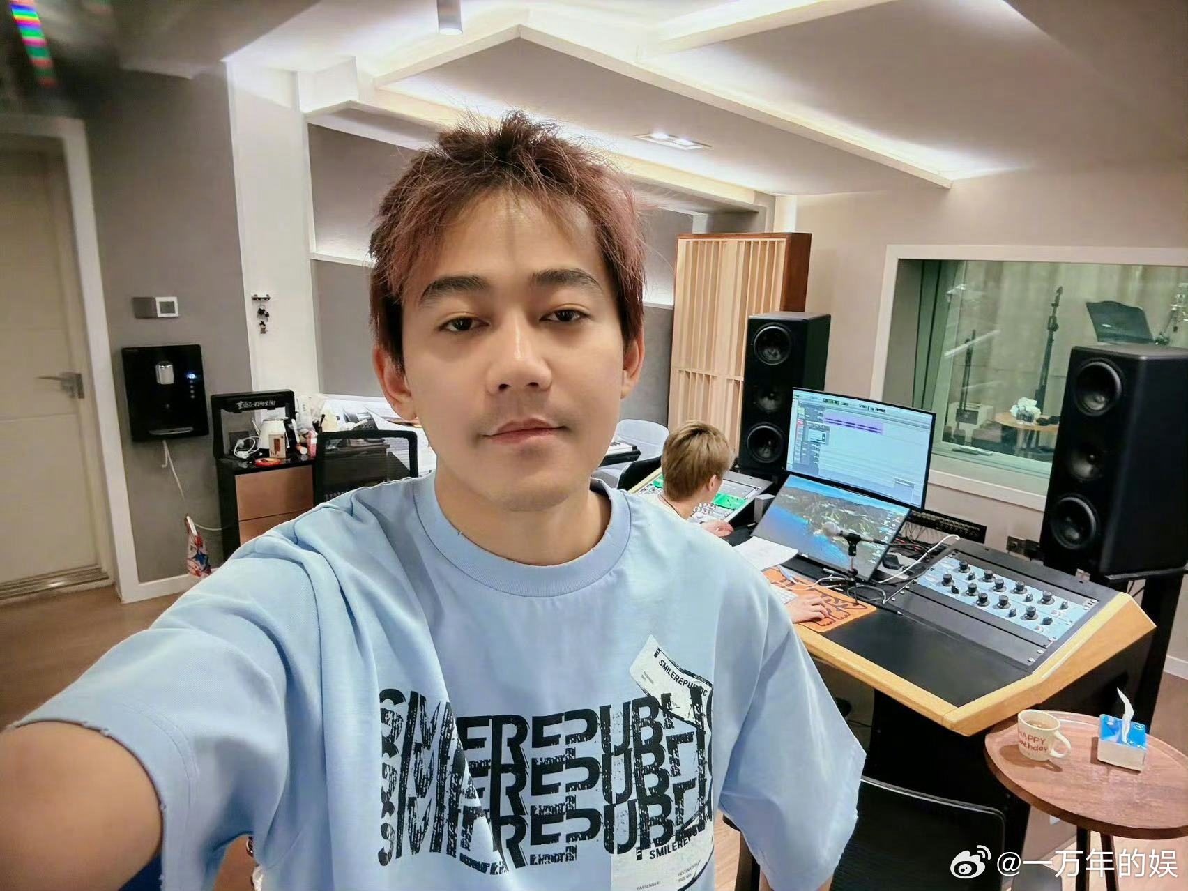 苏醒这条微博好吵 文字自带燥点！苏醒消失一周因工作，六张同角度录音棚照，这暗示我