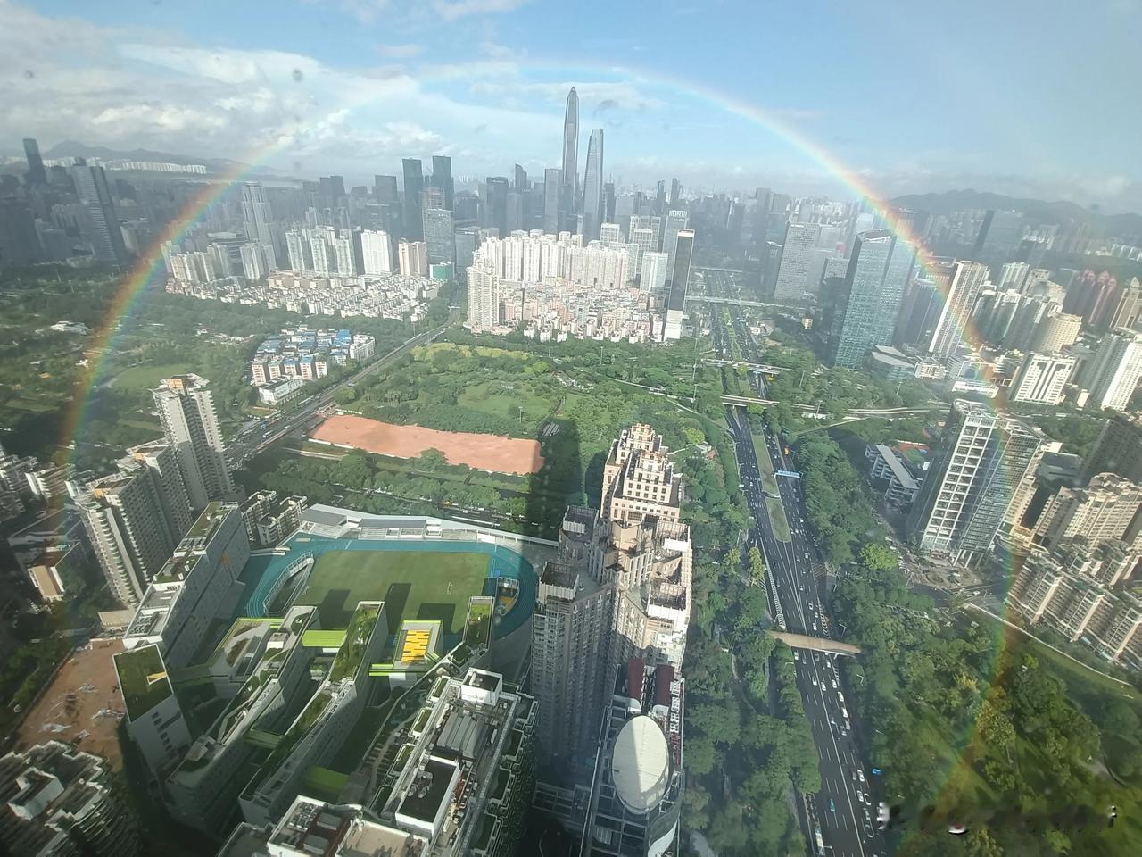 晴雨天，现霓虹，有幸睹芳容