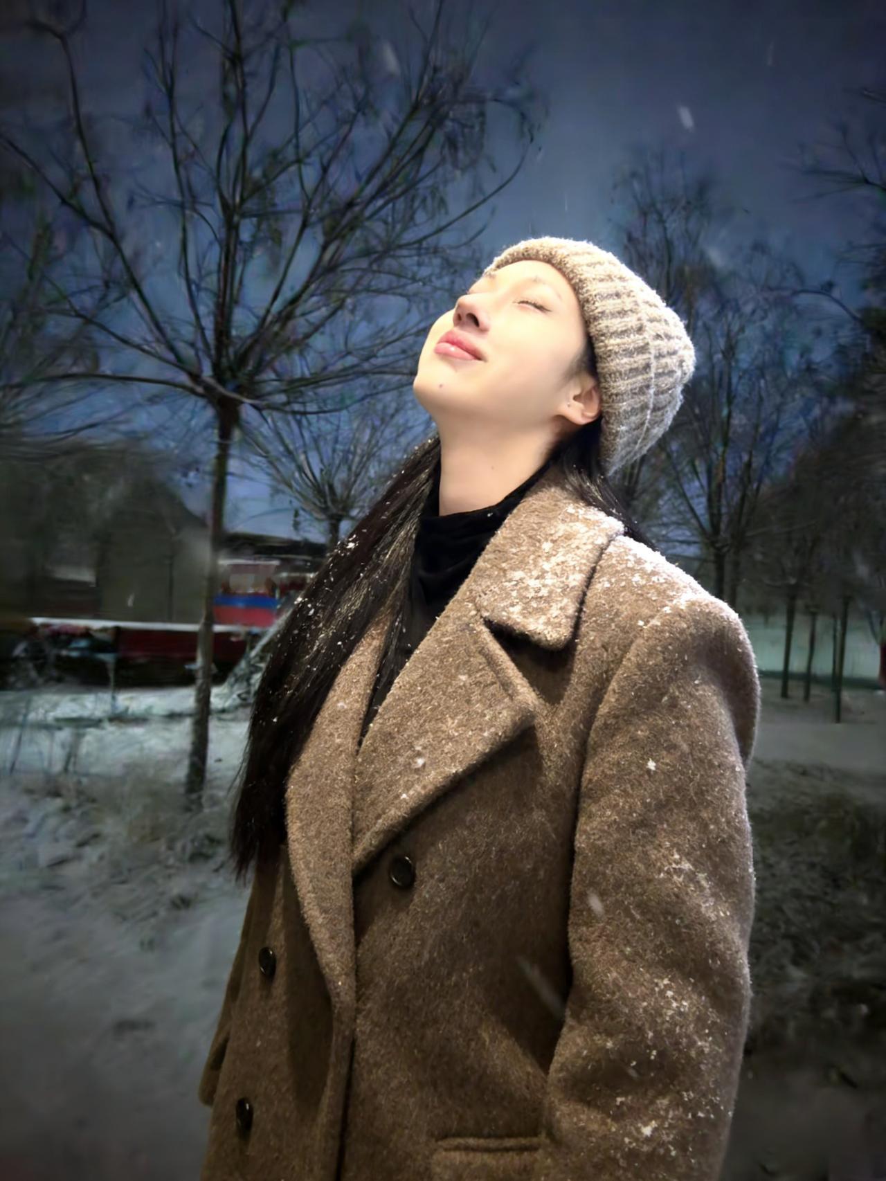 雪落衣衫白，风轻鬓角寒。
抬眸凝远色，一笑破冬残。