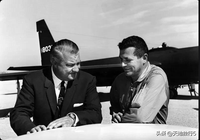 60年代，美国洛克希德公司著名飞机设计师凯利.约翰逊与当时在洛克希德公司担任试飞