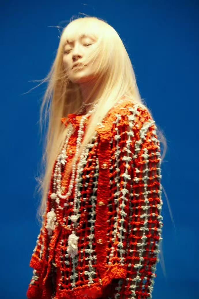 周迅金色长发 谁懂这一头金色长发的含金量！周迅用一组大片告诉你：真正的美人不会被