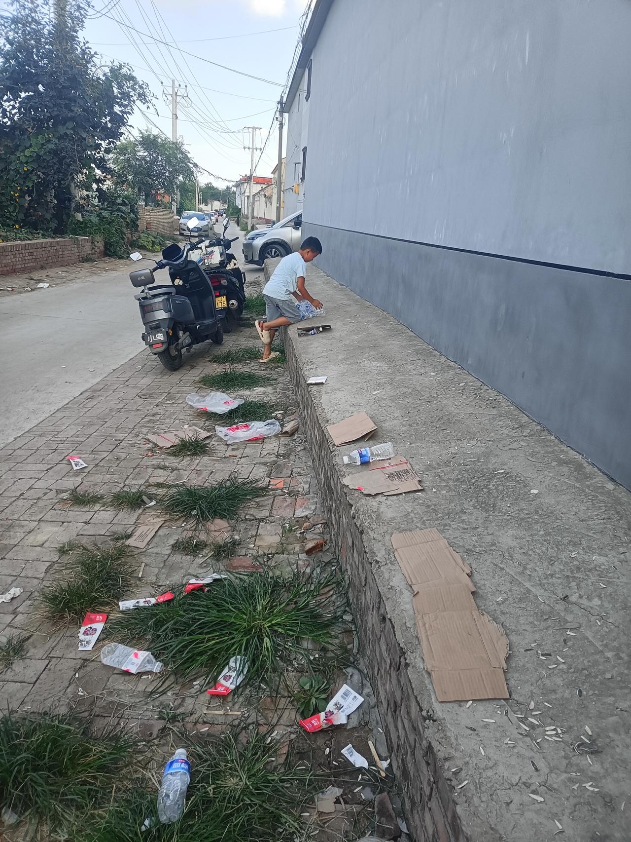 同学的老母亲去世。众人散尽，满地狼藉。一个小男孩拎着塑料袋，不紧不慢的捡满地的矿