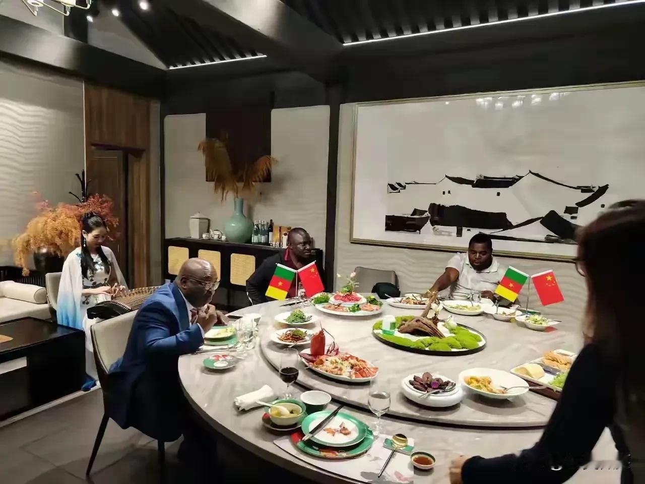 这些黑人来了之后，估计个个都不想回去了，这里就是天堂。
吃好，喝好，说好，旁边中