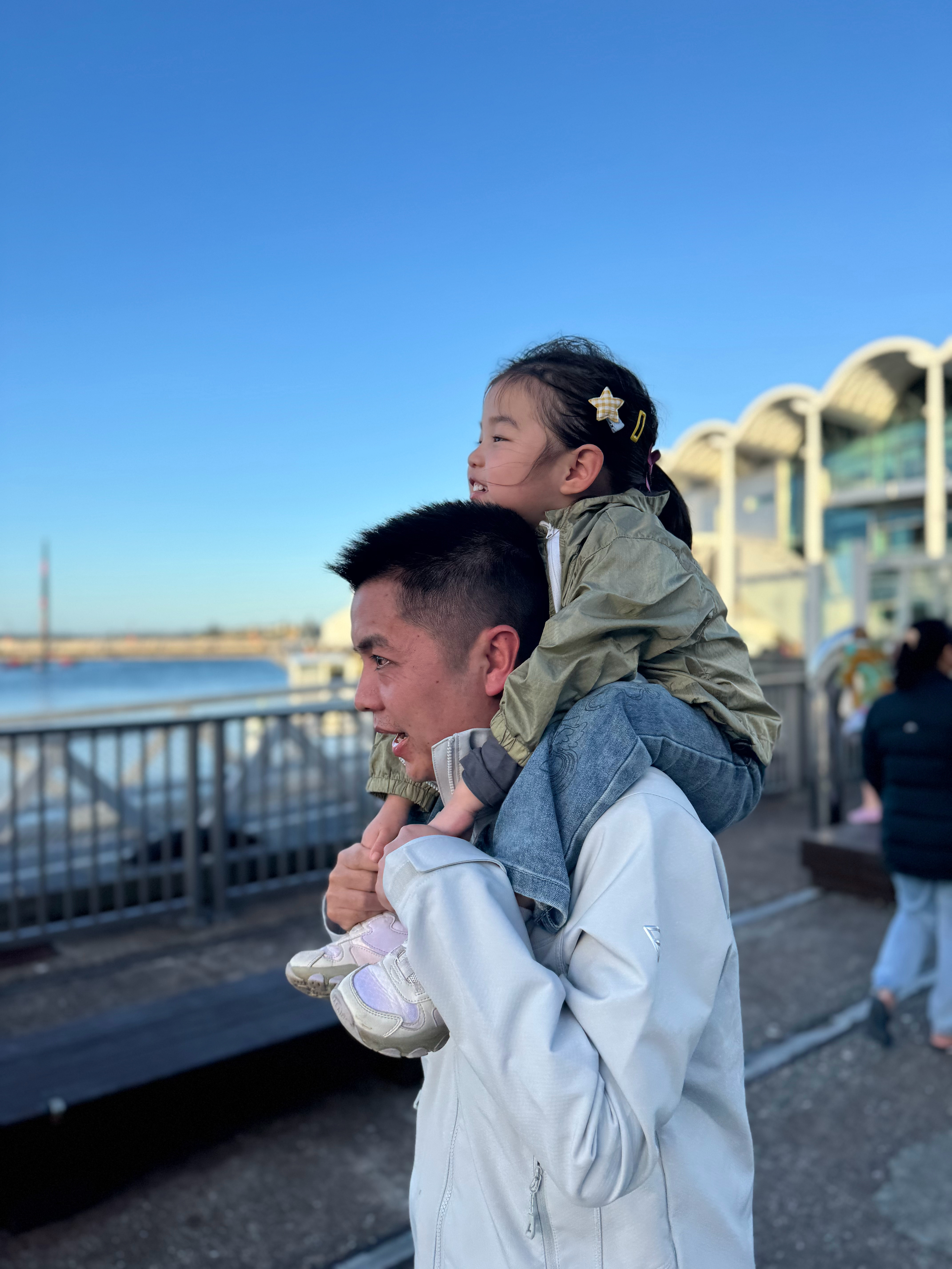 我问苒苒暑假想去哪里玩她说新西兰去不起了