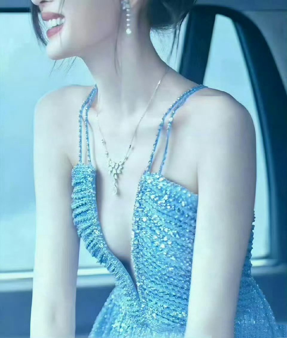 张天爱经典穿搭写真，蓝色妖姬，太精致了。张天爱