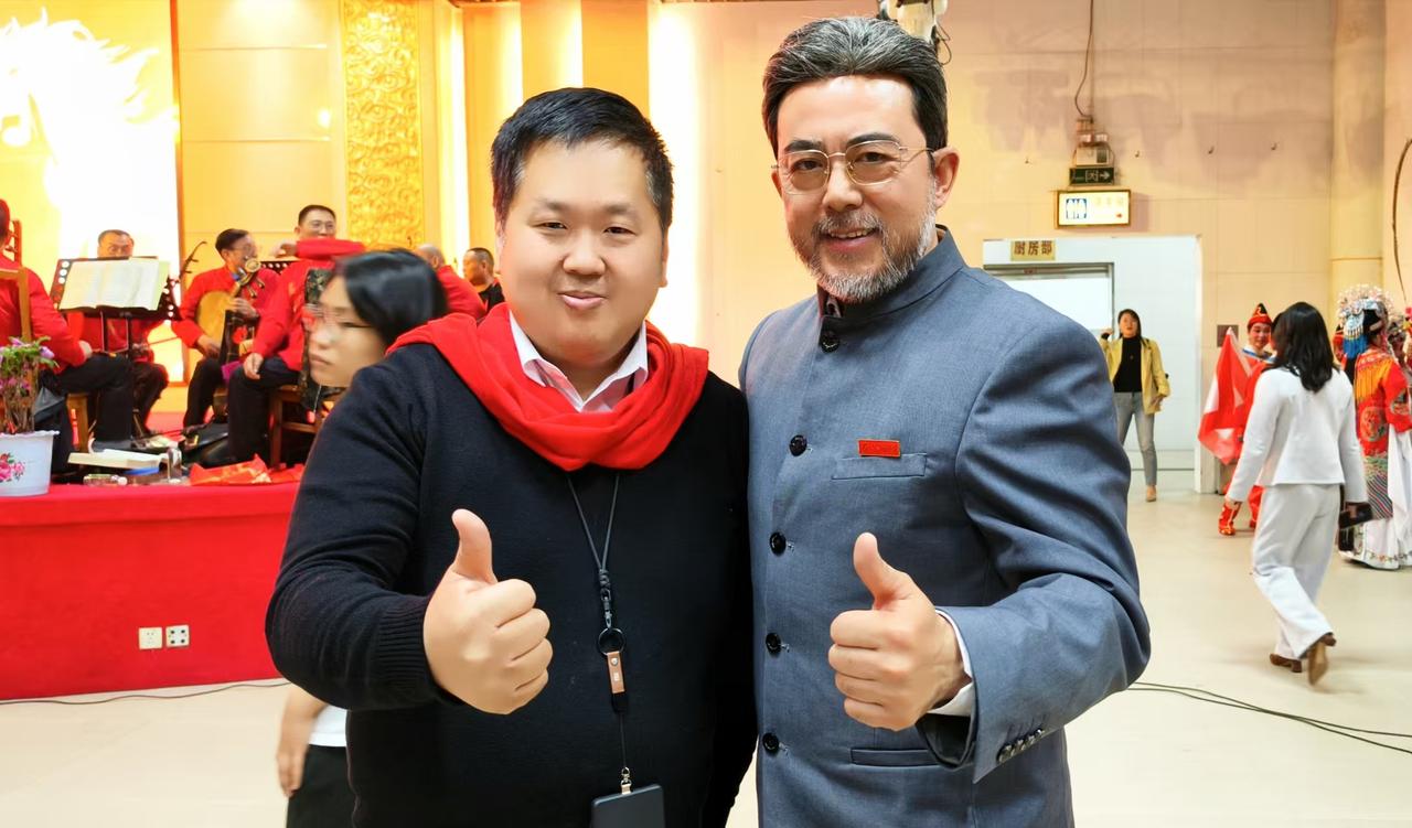 天南地北大拜年昨天在晚会遇到了，我们河南的周总理定型演员岳铭，知名河南年轻歌唱家