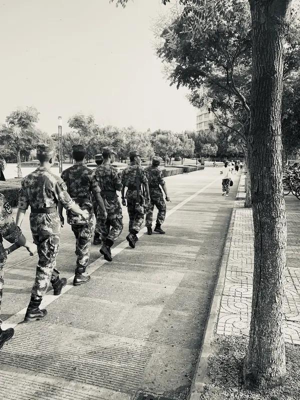 当过兵的人大多对军营生活满是留恋。我听过一位老兵的故事，他退伍多年后，仍会在八一