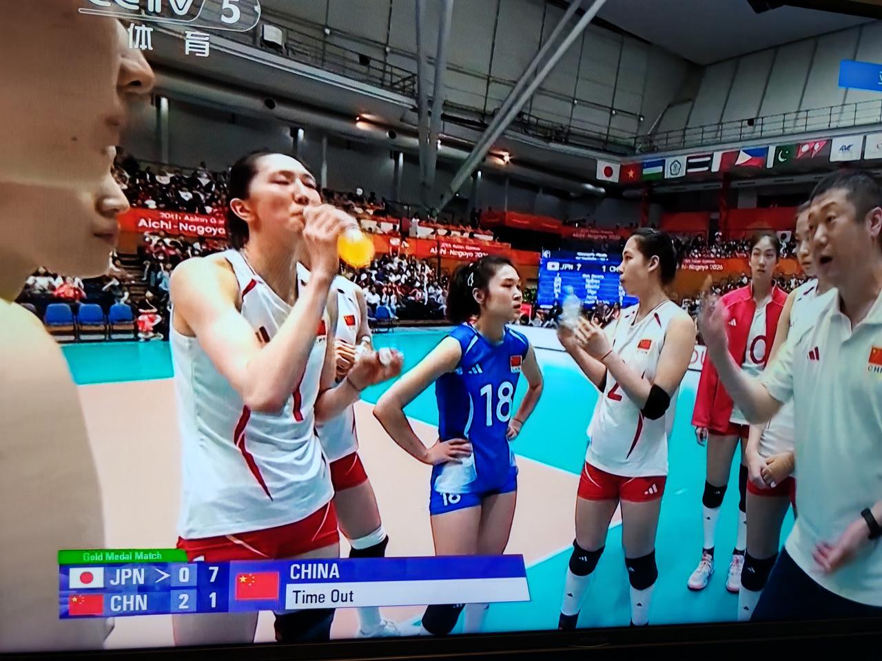 9月22日亚运会女排决赛，中国女排对阵日本女排，前两局中国女排大比分2：0领先，