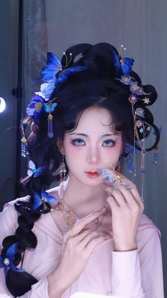 ＂蓝蝶幻化成人＂