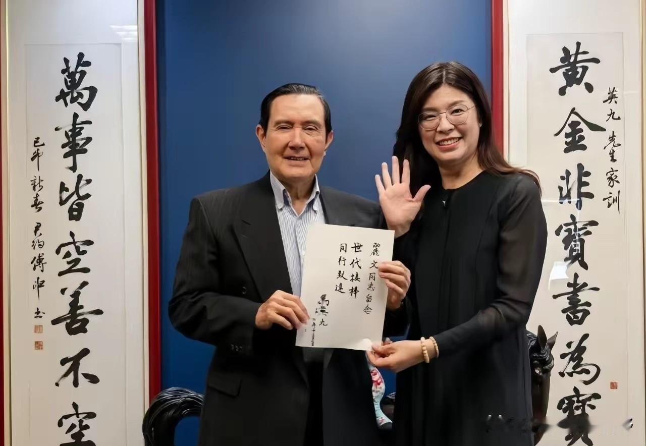 郑丽文拜会马英九，获墨宝鼓励

选前最后两天天，郑丽文先是拜会洪秀柱，接着又拜访