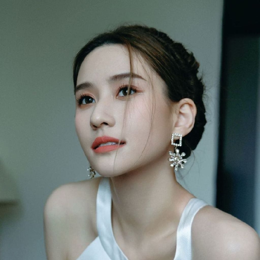 何超莲阿那亚比耶，豪门有很多种活法，她选了最轻盈的那种。在阿那亚影院被路人认出，