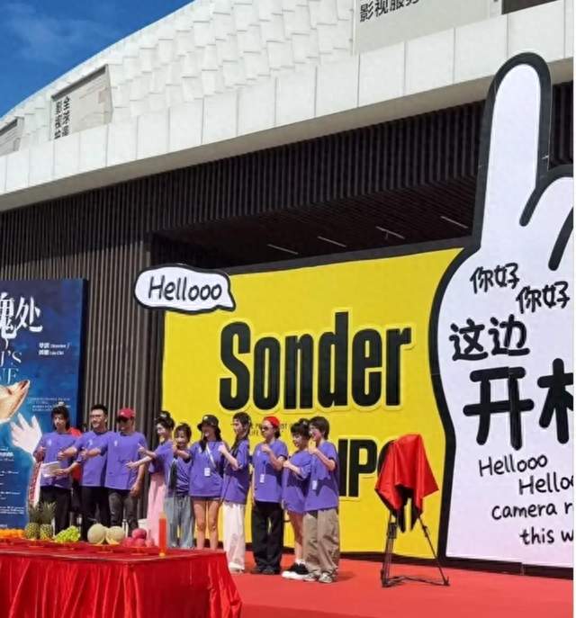 亲闺女坑亲爹！赵露思横店新剧开机，忽悠老爸演乞丐，片酬1500块