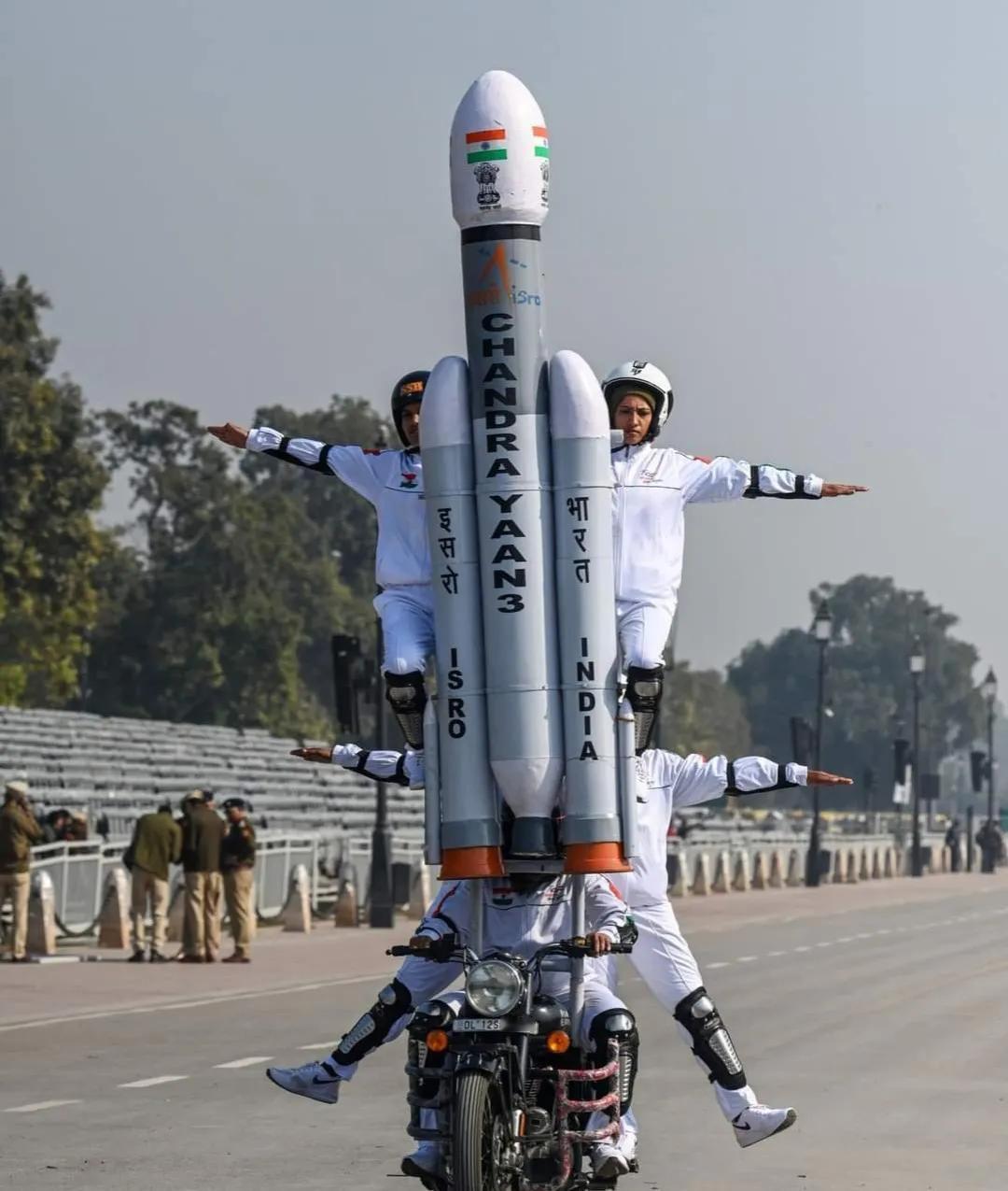 我觉得，在世界各国阅兵都是很严肃的一件事儿，我国就更不用说了，每一次阅兵搞得都很