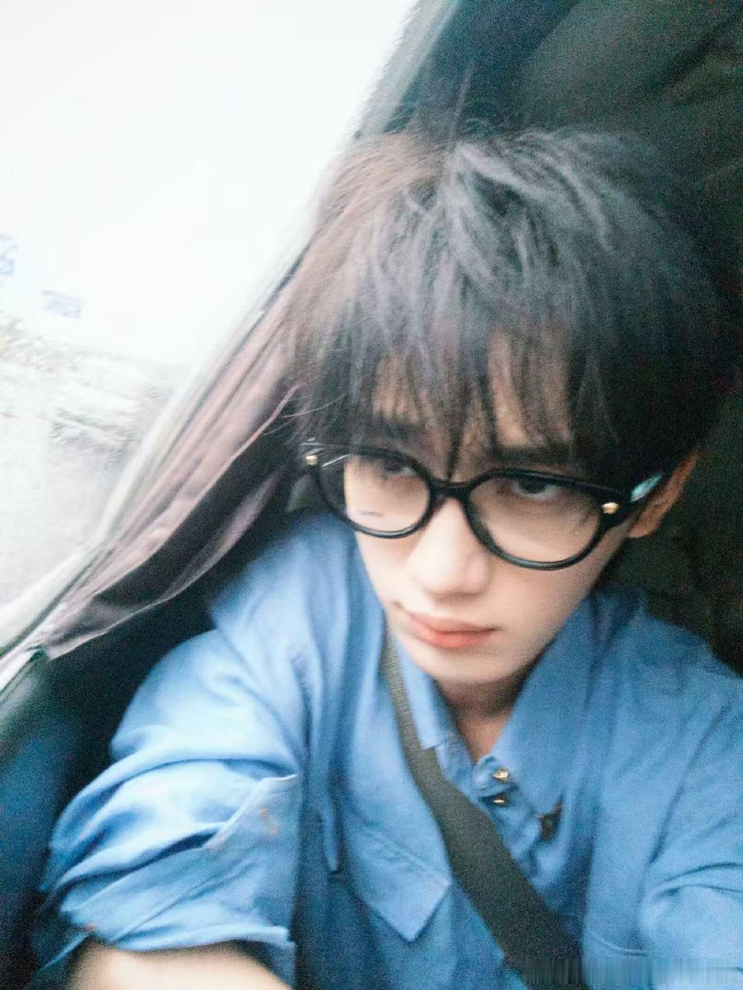 丁程鑫黑框眼镜怼脸自拍丁程鑫雨天车窗怼脸自拍 丁程鑫雨天车窗怼脸自拍 