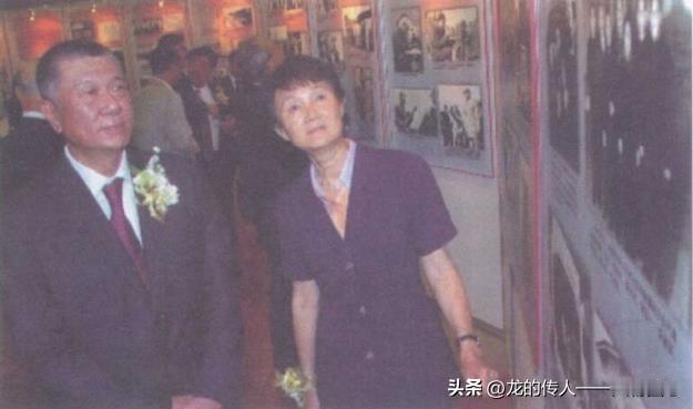 原澳门特区行政长官何厚铧与叶剑英之女叶向真共同参观“叶剑英元帅生平与澳门回归展”