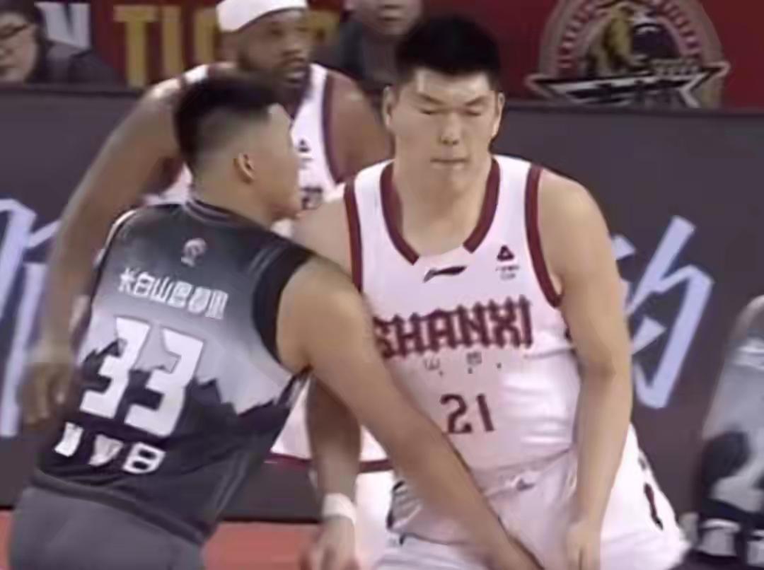 CBA联赛再现低级丑闻，在吉林东北虎主场对山西汾酒的比赛中，吉林队球员曾繁日在防