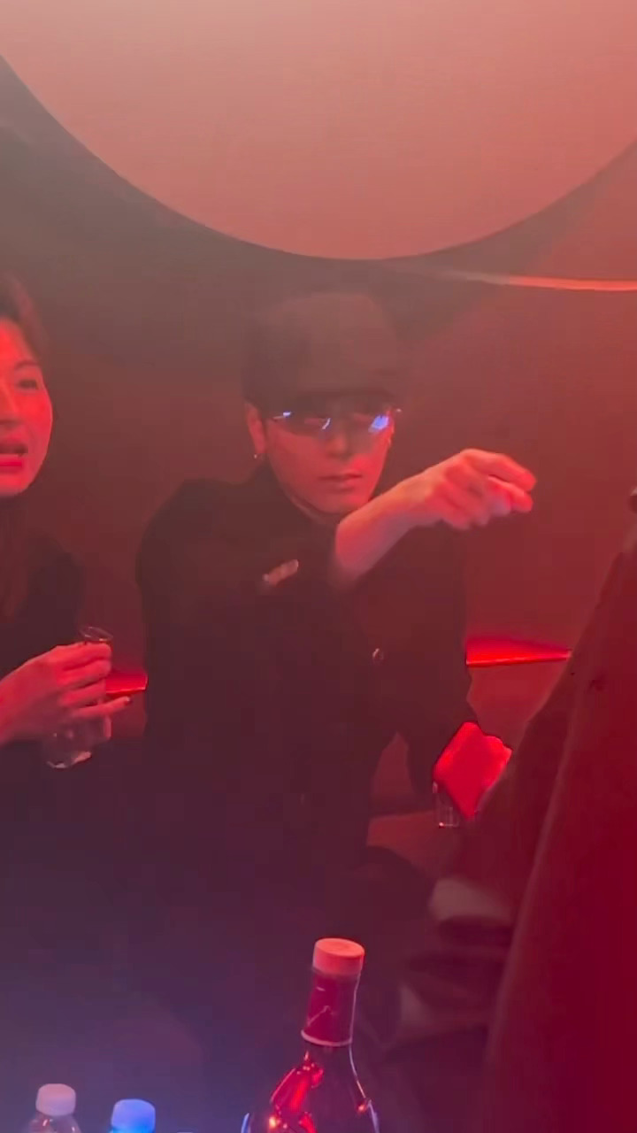 王嘉尔冷脸压迫感🙊🙊🙊王嘉尔冷脸压迫感