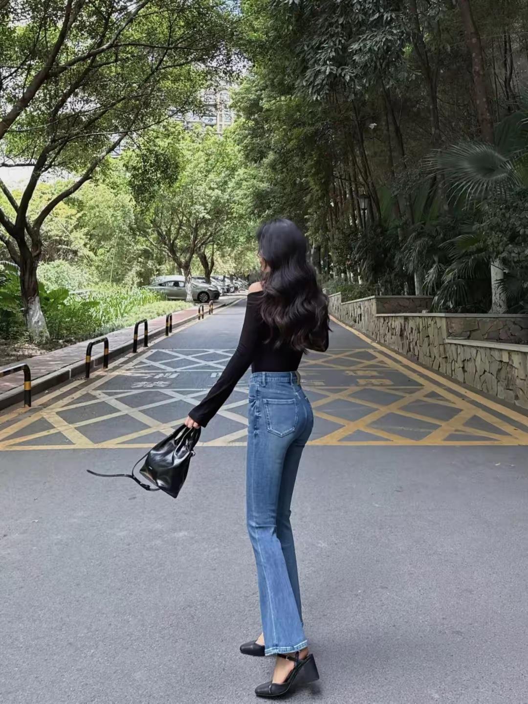 🌿 场景穿搭解析：酷飒轻熟风微喇裤穿搭
这套穿搭非常适合城市漫步、公园出游、日