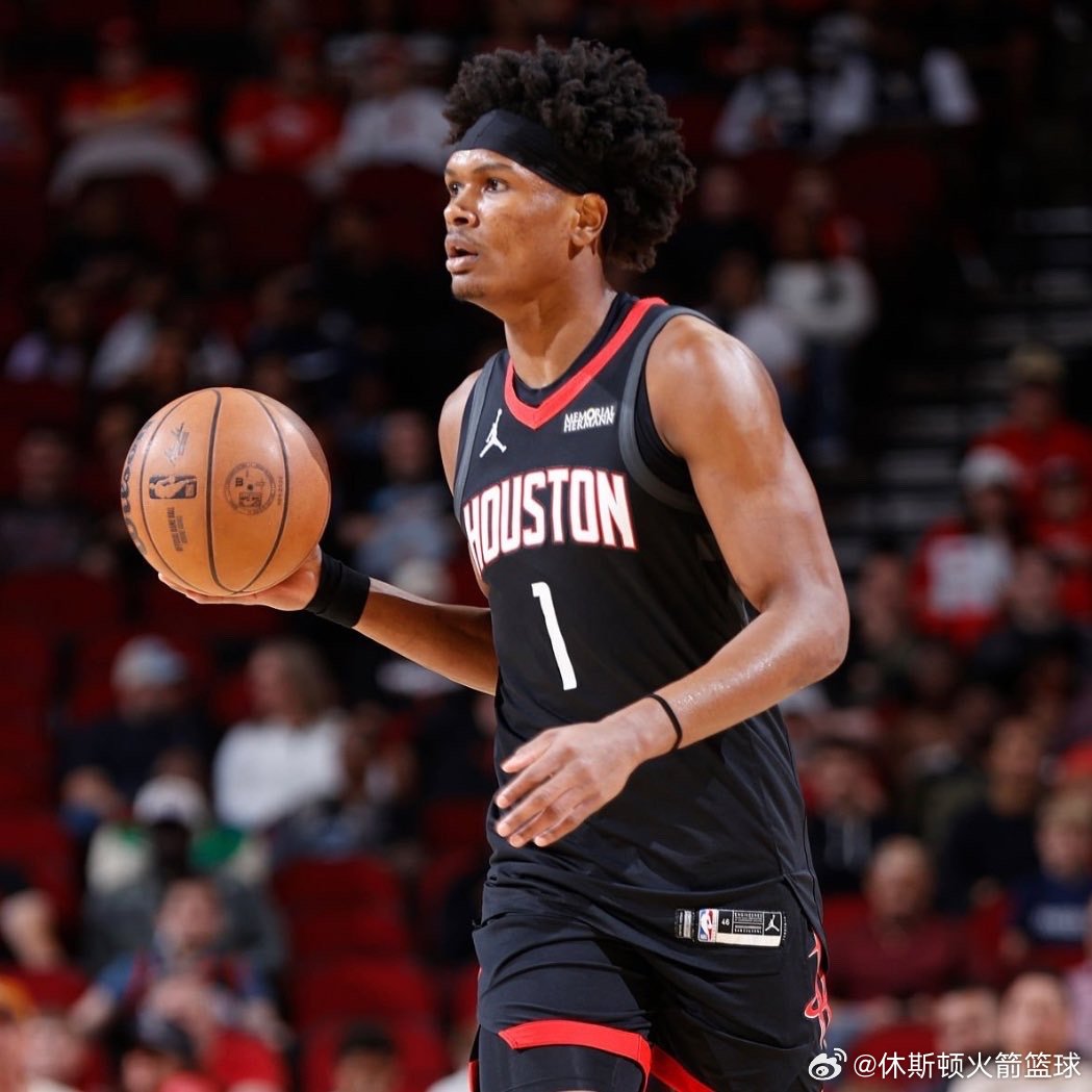 阿门·汤普森近10场比赛数据：▪️26分 | 11篮板 | 4助攻 | 62.6