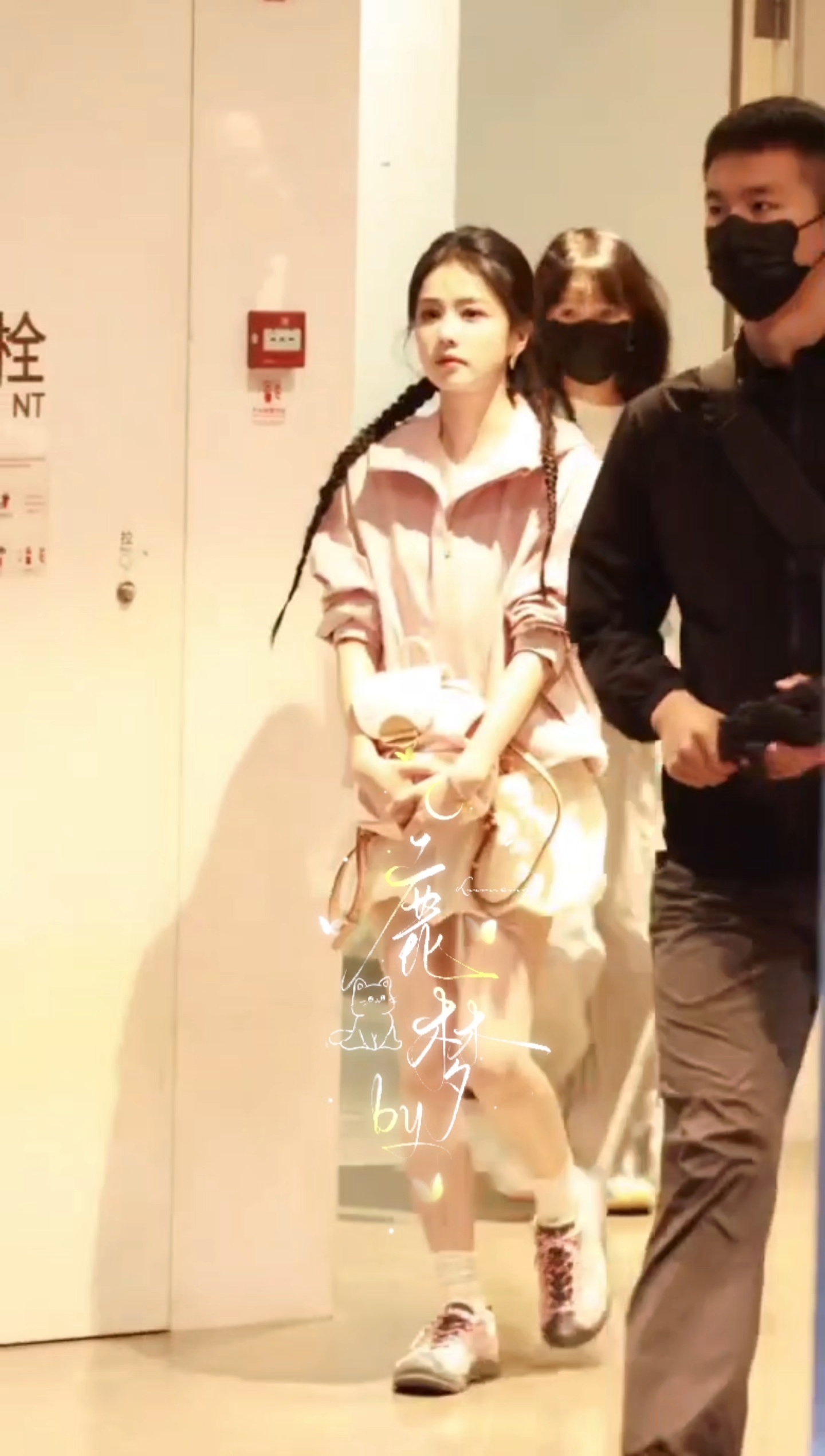 李宁成都 好像是双鱼骨辫唉[送花花]李宁品牌代言人白鹿 ​​​