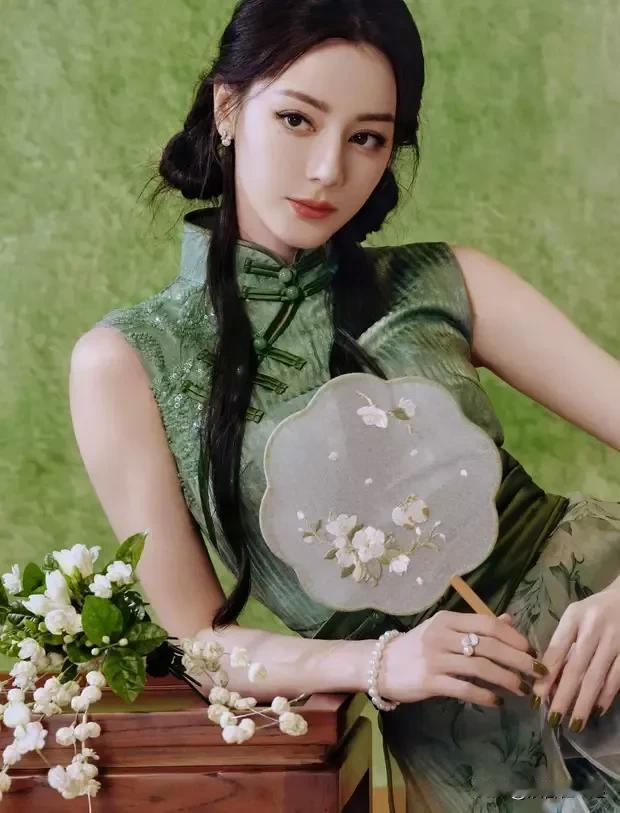 2025年6月22日，迪丽热巴参加活动的美照释出，她穿翠绿旗袍裙，国风雅韵直接拉