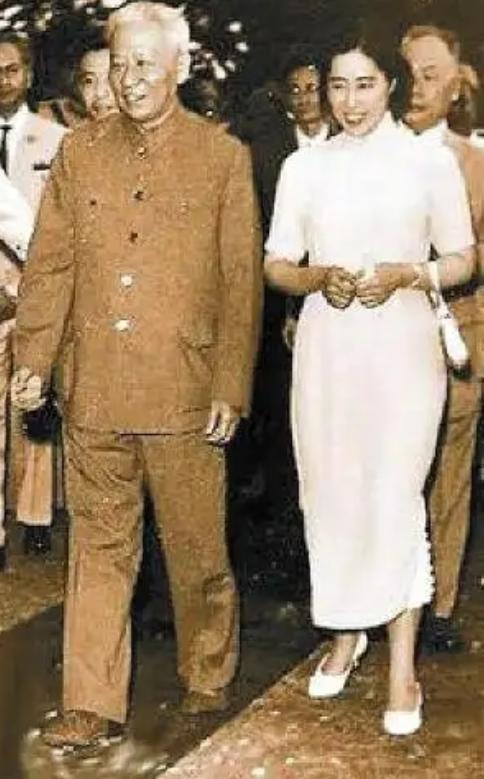 1948 年西柏坡一场简朴婚礼，刘少奇迎来人生最后一段婚姻，27 岁王光美相伴二