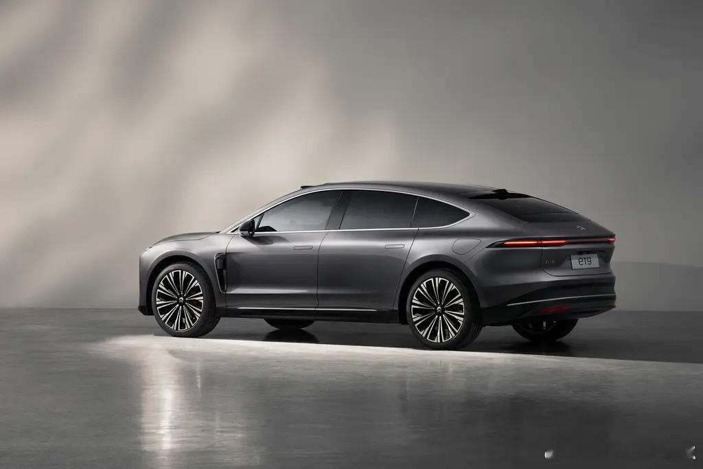 距离第一批全主动悬挂上市已经1年了，目前市场上依旧还是蔚来和仰望26年一些品牌应