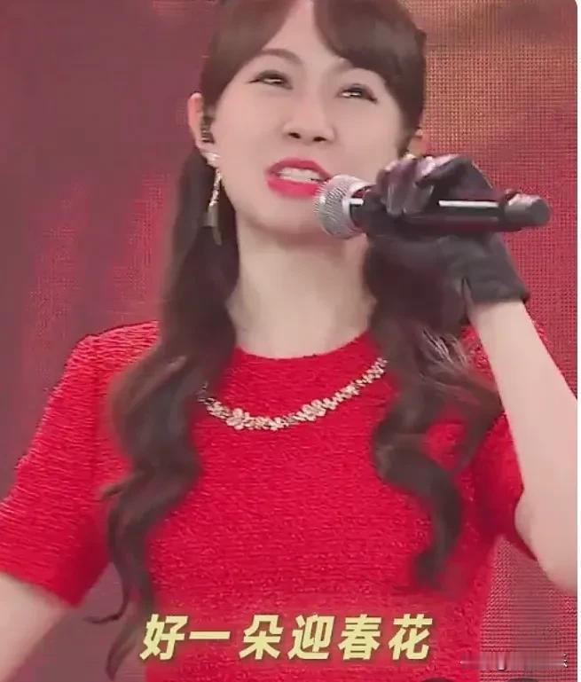 卓依婷一开唱，就是家家户户团圆的感觉！这才是刻进DNA的年味

如果非要给中国人