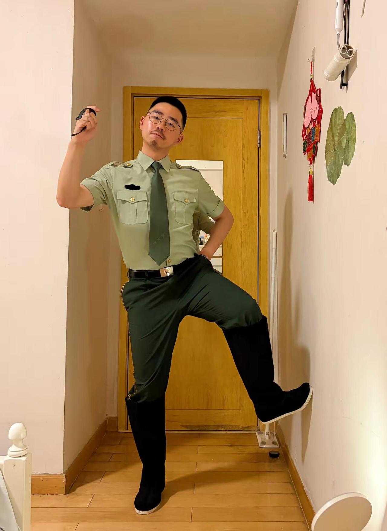 制服控系列又来啦！难道你不喜欢这样的我吗？🤣🤣🤣马靴 布靴 制服 制服控