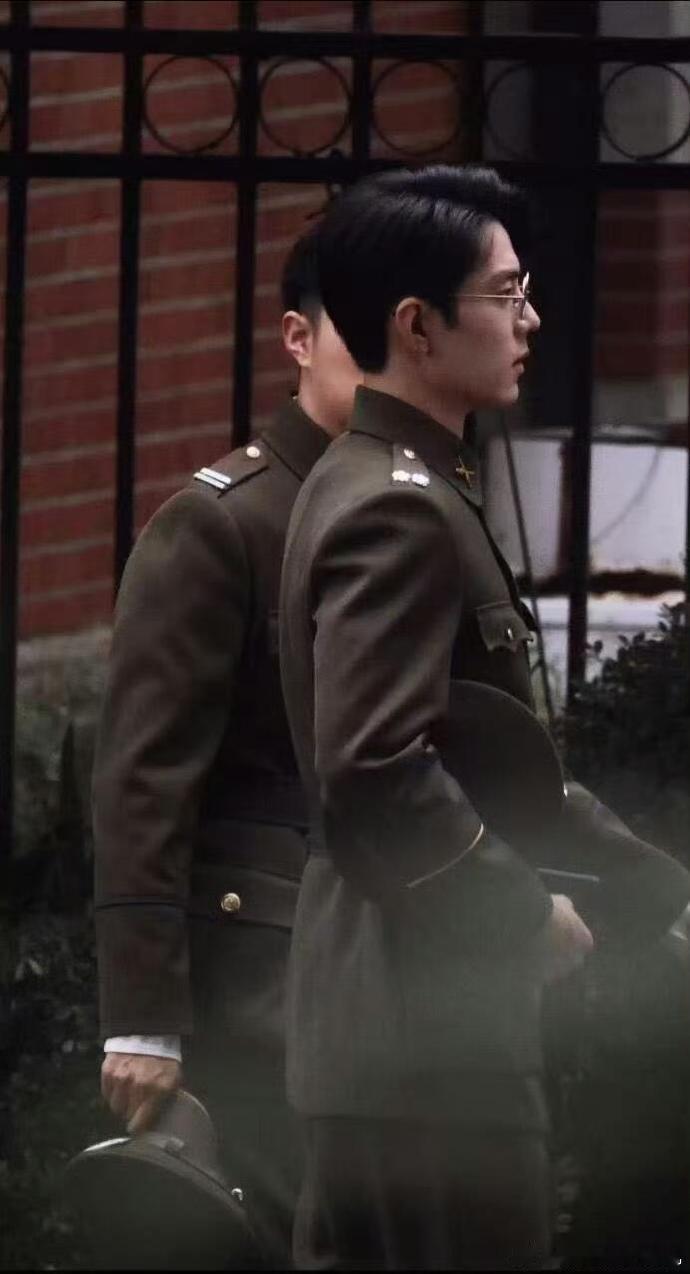 肖战任少白眼镜制服路透谍报上不封顶肖战军装造型 肖战任少白眼镜制服路透太好看了，