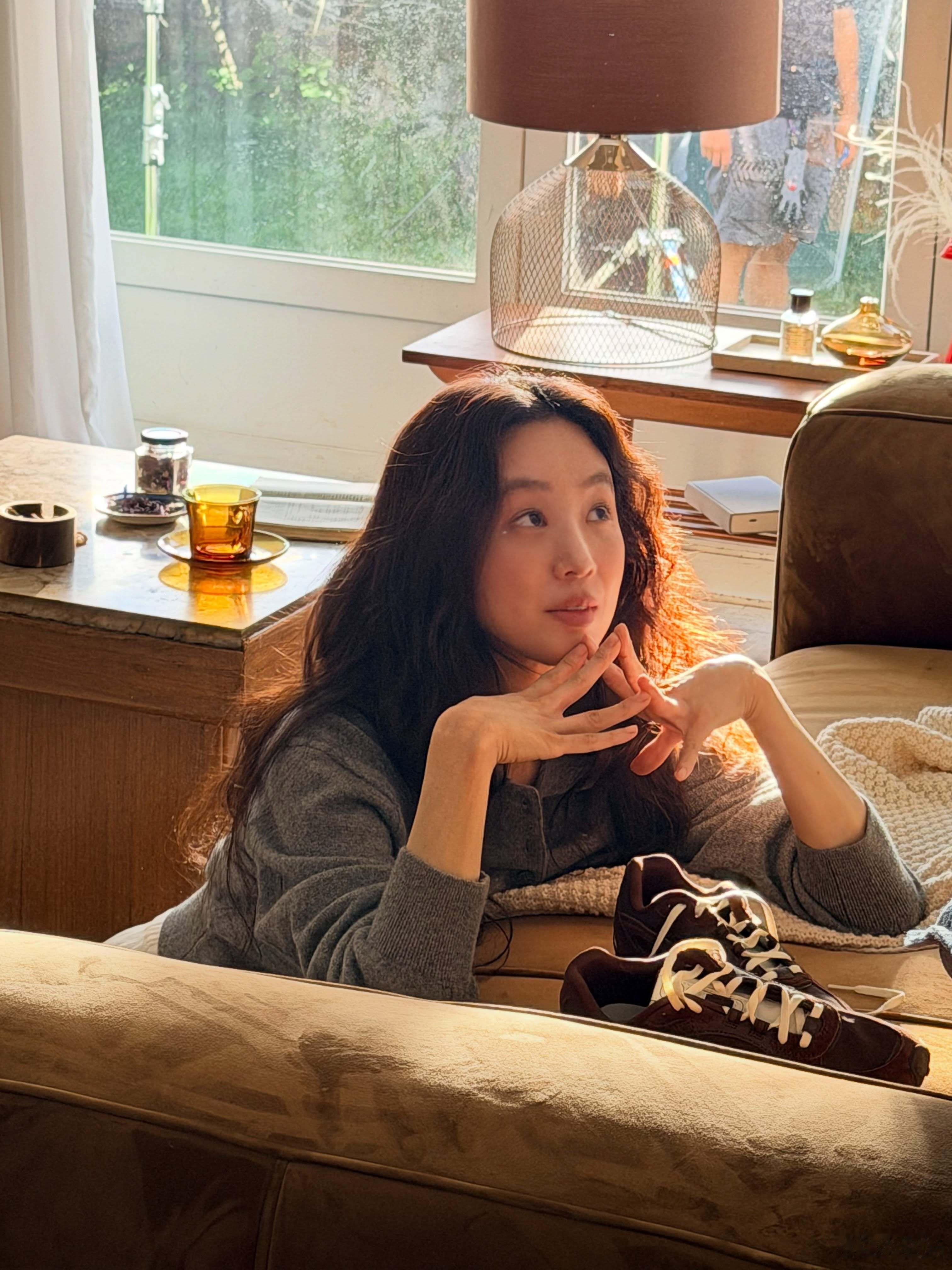 郑丽媛在品牌片拍摄现场 💐💛清新慵懒，“少女”是一种感觉。 