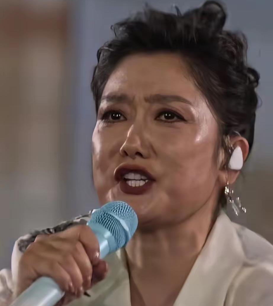 凤凰传奇长沙演唱会酷热脱妆，当期服装艺人能做主吗？

凤凰传奇长沙演唱会，遇上盛
