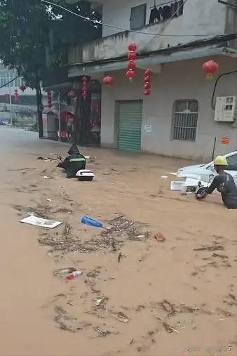 昨天下午，漳州突降暴雨，很多地方都被雨水淹没。
看天气预报说有强对流天气，没想到