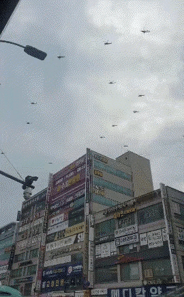 看来美国在金融战败了之后准备来热战了！
韩国街头上空密密麻麻！！！