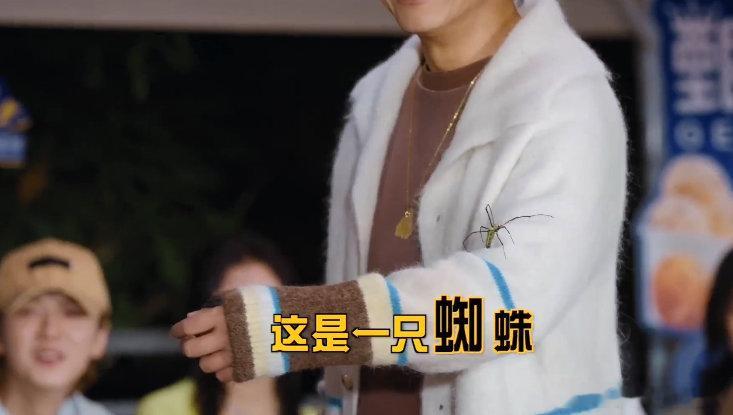 邓超现在节目玩儿这么大吗超哥这哪是录综艺，简直是来玩命的！毒蜘蛛直接放头顶cos