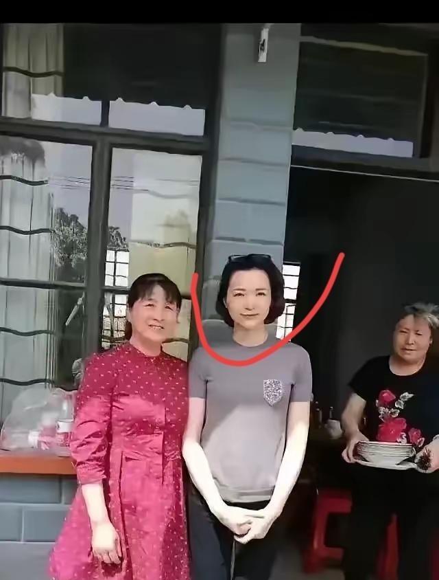 别再拿“一杯茶一张报纸”说事儿了。
体制内的女娃，硕士起步，天天跑断腿，凌晨还在