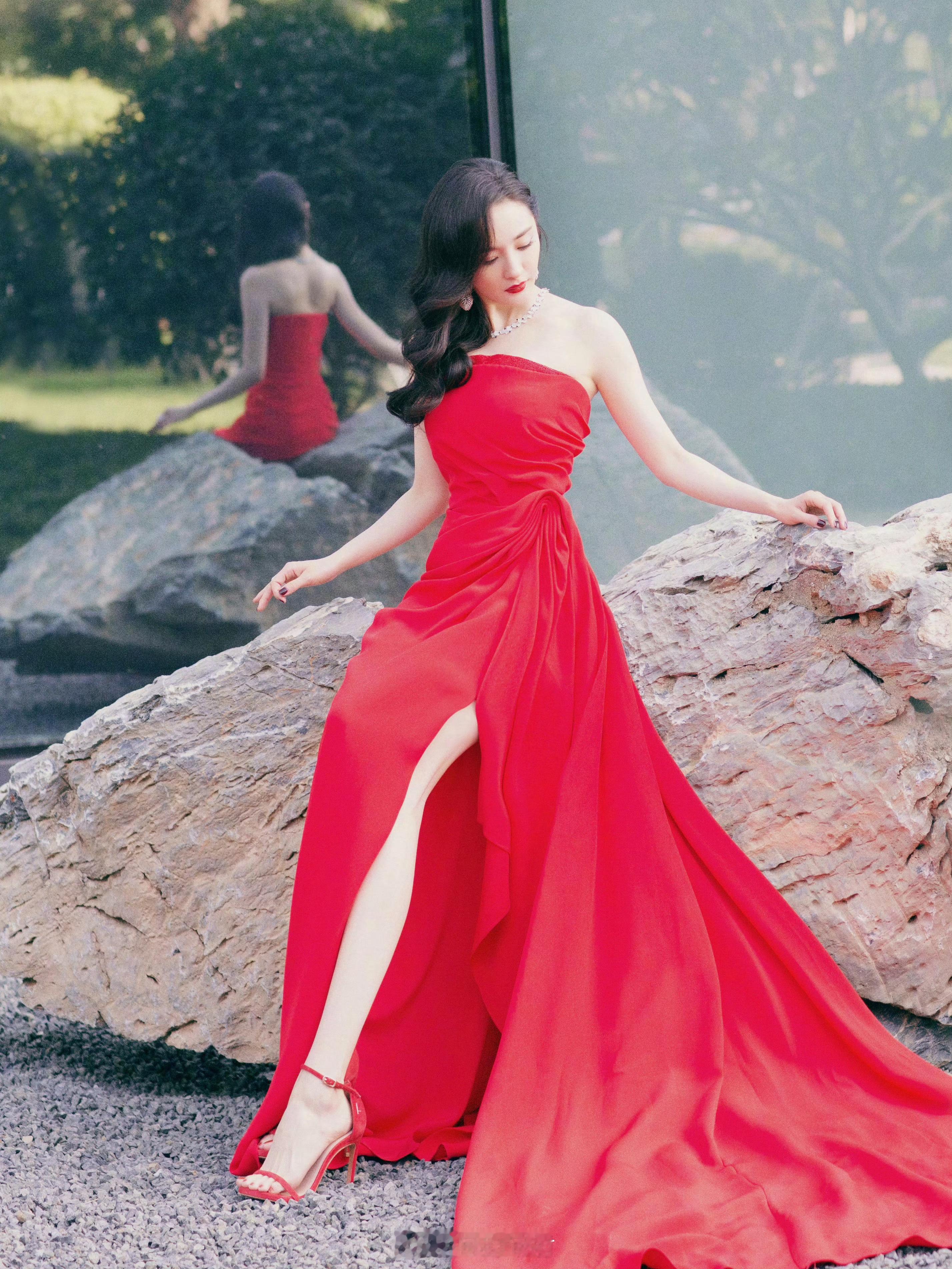 红裙配上一字带顶级玉足，我愿意称之为顶级魅魔，幂妈我给你敷面膜2025年战况杨幂