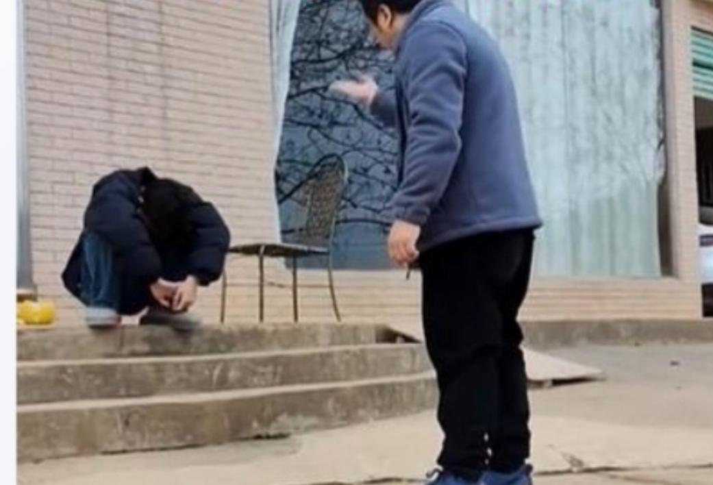 上海，一男子怀疑儿子是妻子跟别人所生，所以，对儿子不管不顾，儿子13岁的时候，夫