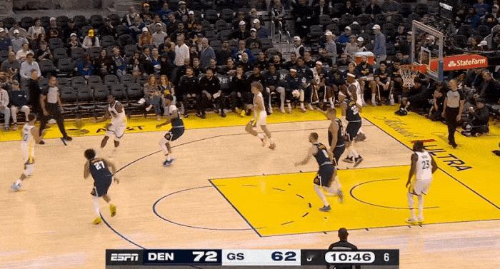 队友不行我来！库里命中超远三分！
在今天NBA常规赛勇士对阵掘金的第三节比赛中，